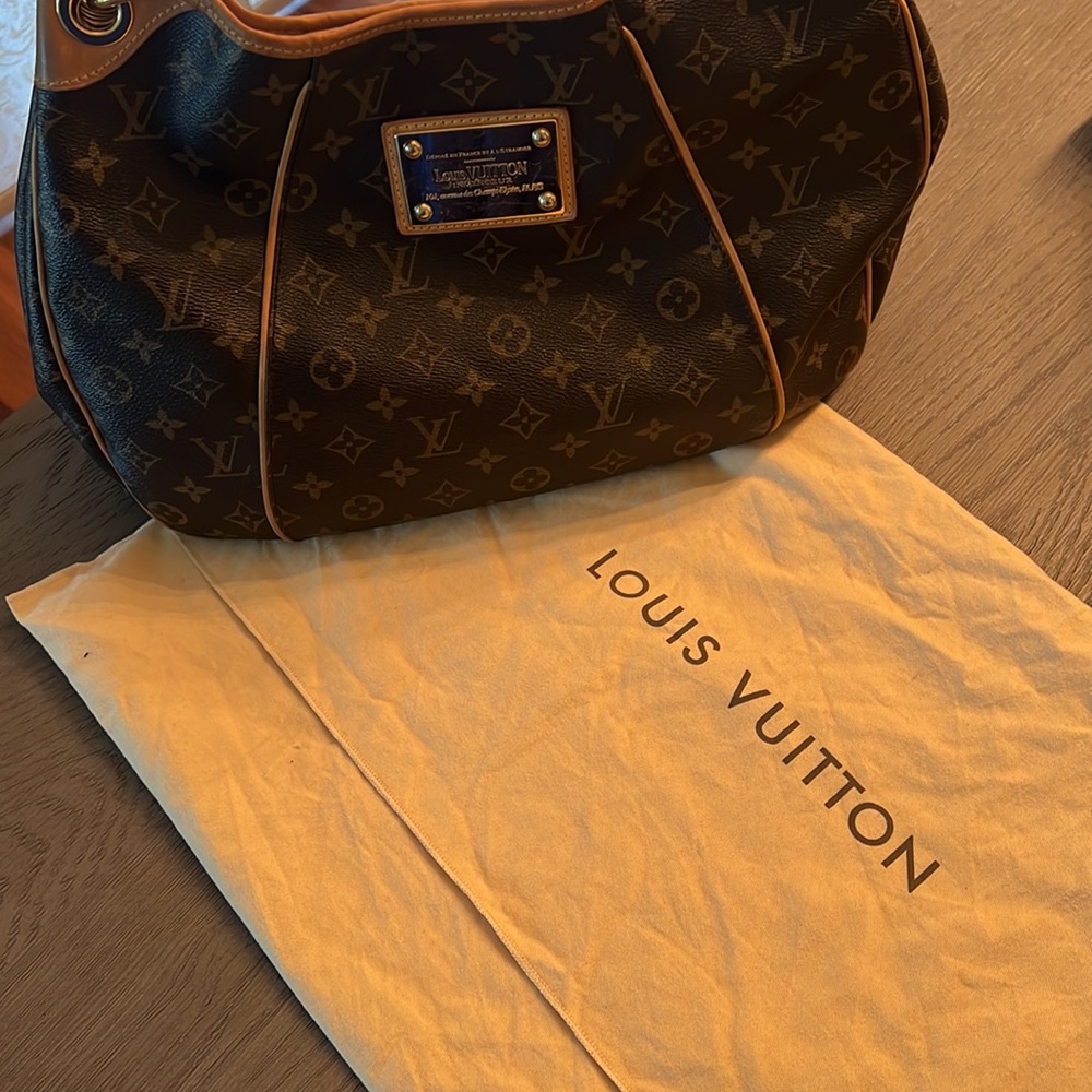 Louis Vuitton large Galliera bag used but in great shape. - Picture 8 of 13